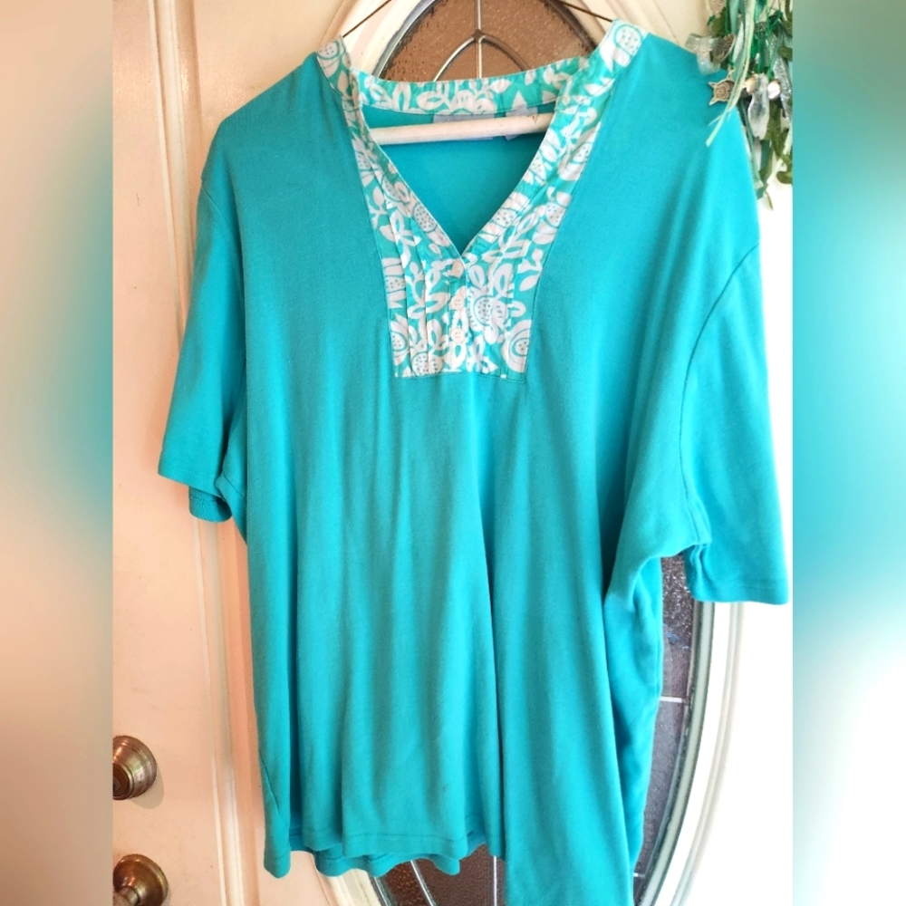 LIZ AND MEVery cute top turquoise blue with aloha print collar. 1X